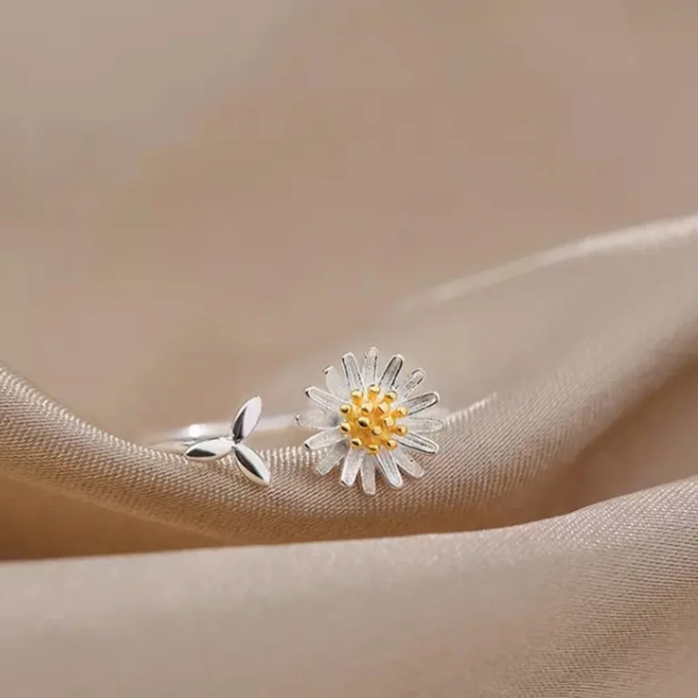 “A Good Day” Dainty Minimalist Floral Daisy Ring
